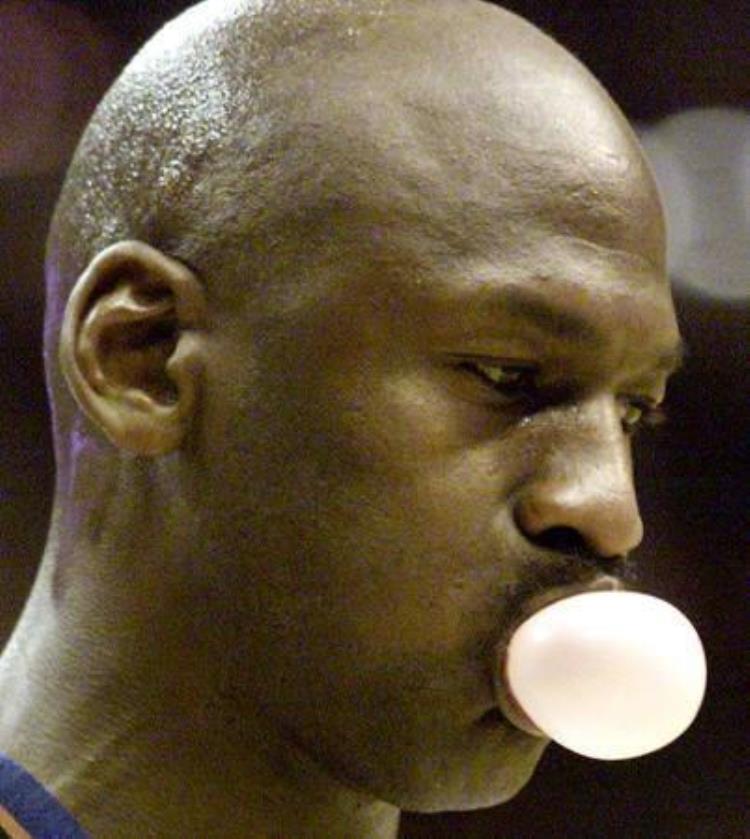 关于NBA嚼口香糖的趣事乔丹引领潮流易建联曾代言绿箭口香糖