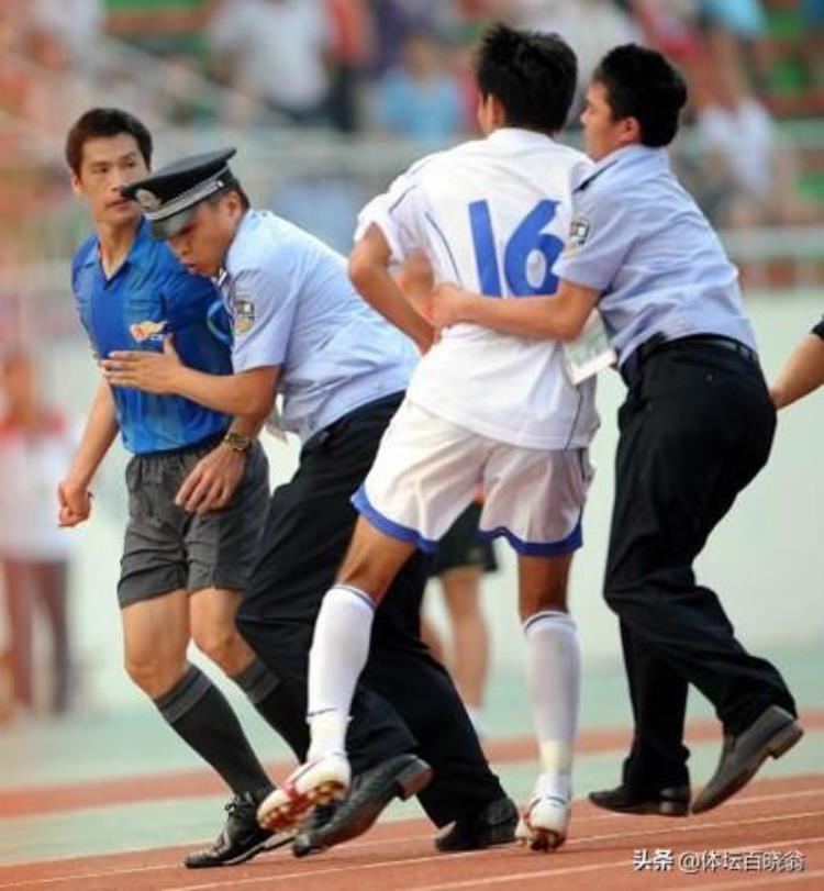 盘点中国足坛的5次骇人群殴女足比男足还猛业余比赛闹出人命