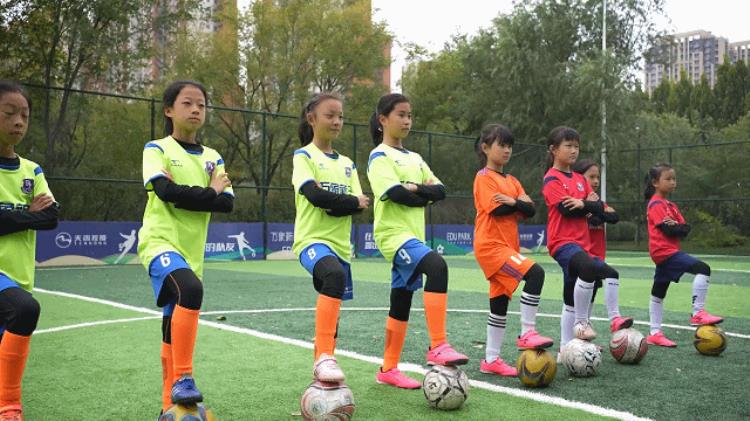 天鸿万象新天首支少年女足成立第七届业主足球联赛开幕