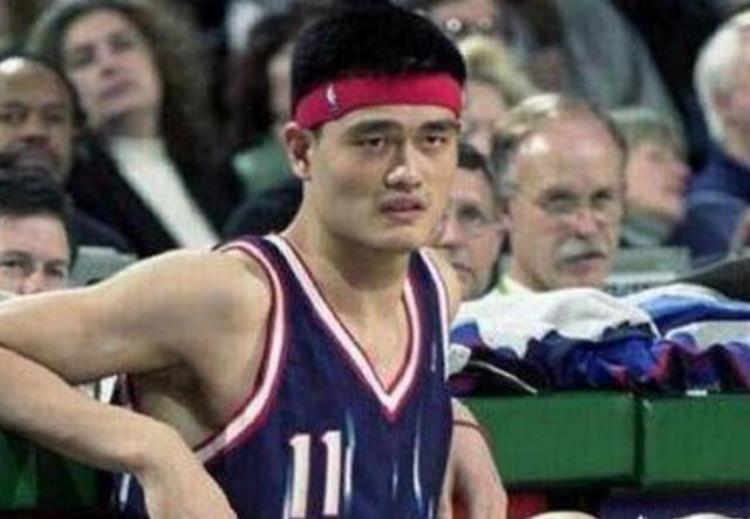 姚明刚进NBA时队内老大哥让他帮忙系鞋带姚明的应对赢得称赞