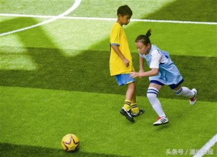 五彩足球青少年儿童足球对抗赛上演80多名小球员享受快乐足球