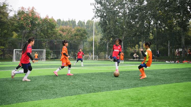 天津青年足球队「天鸿万象新天首支少年女足成立第七届业主足球联赛开幕」