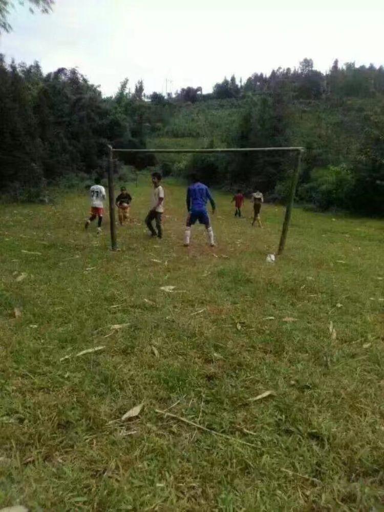 光脚踢球竹子当球门看看这个村的村民有多爱足球