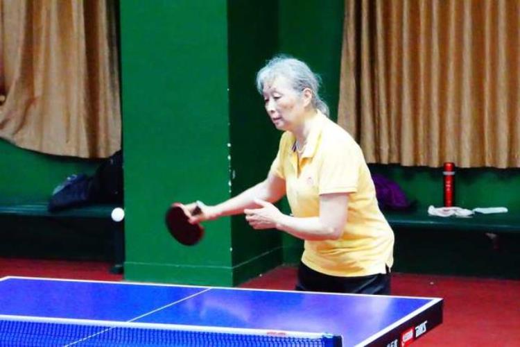 黄龙有帮天天泡馆的爷爷奶奶头发花白乒乓球技却令年轻人怀疑人生