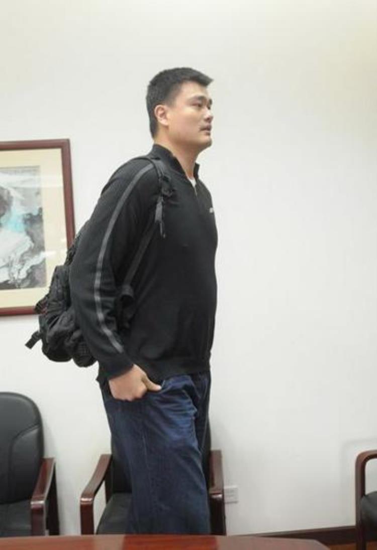 为何NBA球星喜欢背书包姚明为了上学7尺大汉背粉色书包