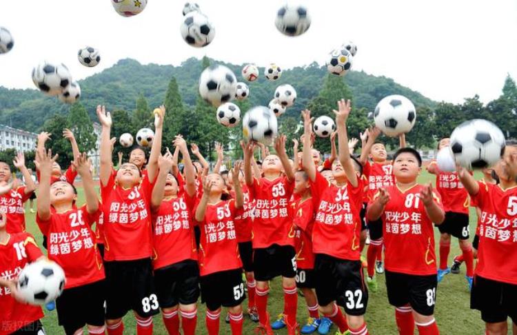 国足上春晚「那些年中国足球的新春献礼表现不俗却难逃春晚调侃」