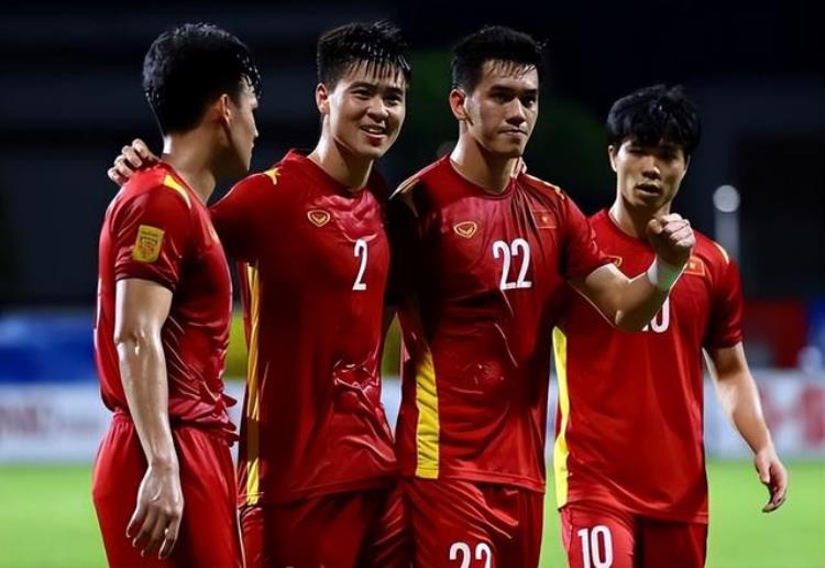 缅甸男子足球队「02缅甸队完败中国球队越南40狂胜球迷挥舞国旗国足很闲」