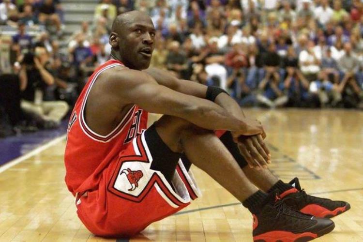 nba球星一双鞋穿多久「NBA球员一双球鞋穿多久詹姆斯一场一换乔丹当年一节一换」