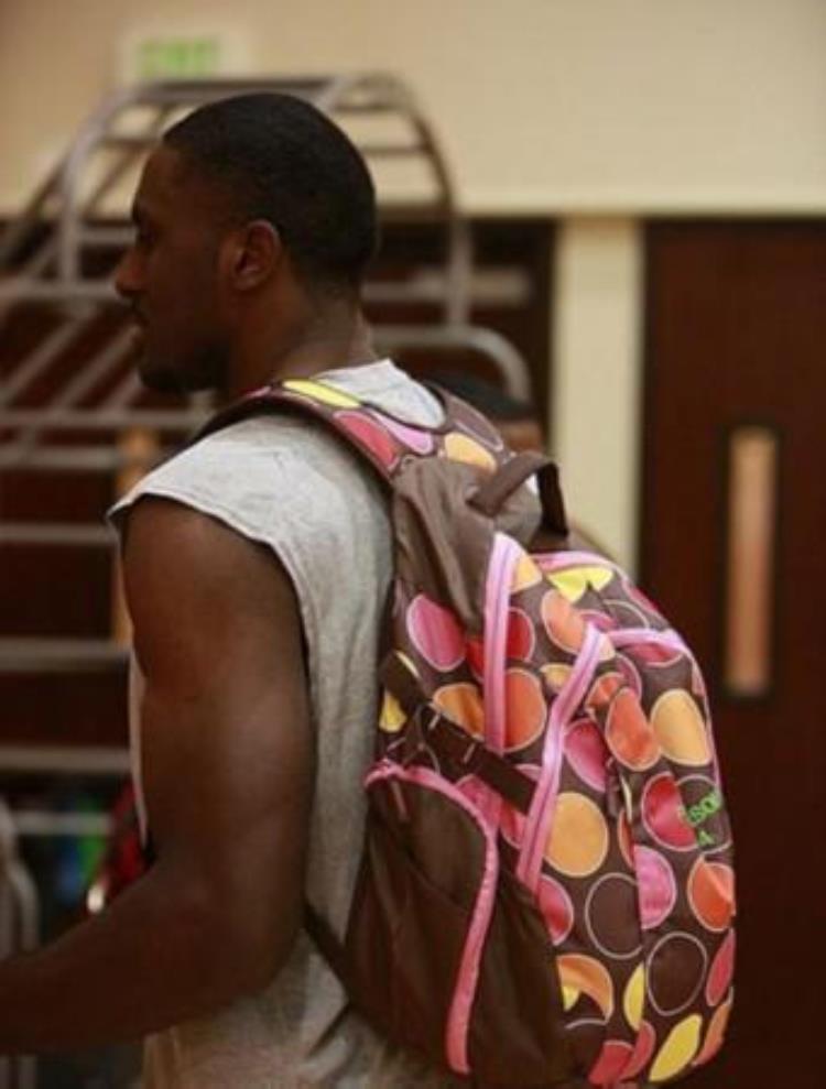 为何NBA球星喜欢背书包姚明为了上学7尺大汉背粉色书包