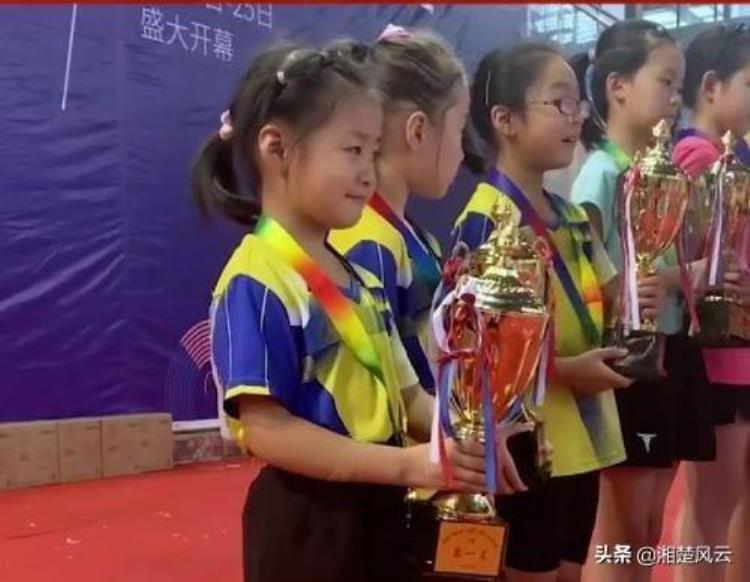 小女孩被教练训斥后火了梦想成为世界冠军邓亚萍为她指导技术