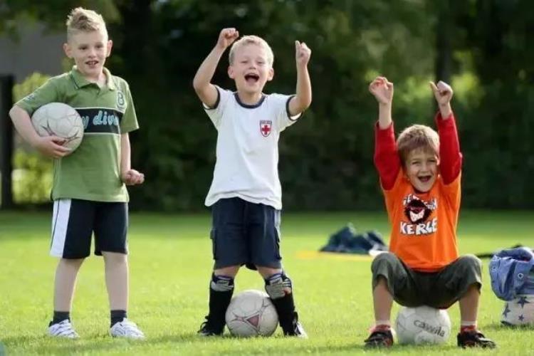 怎样让孩子成为足球运动员,如何提高孩子们上足球课的兴趣