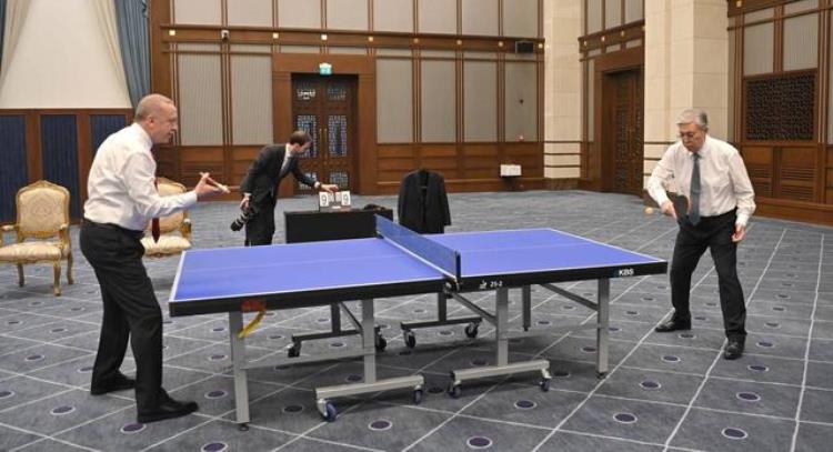 会晤结束后哈萨克斯坦总统和土耳其总统又打起了乒乓球