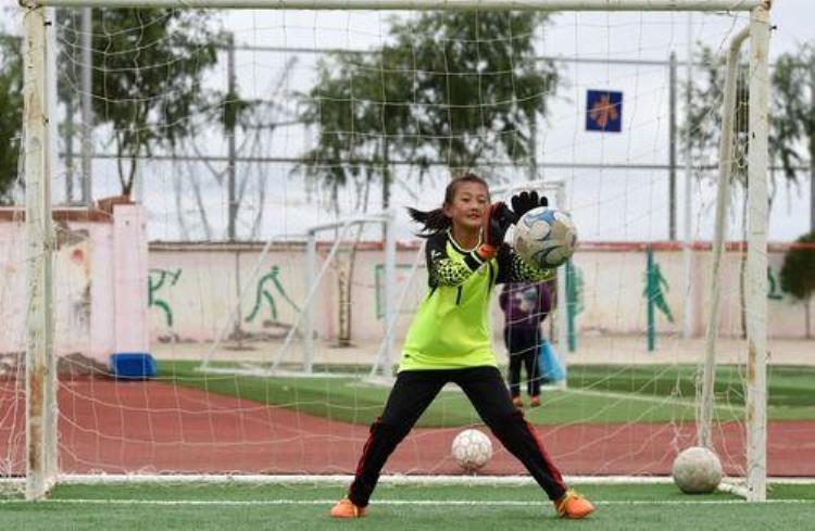女孩参加小学足球队,乡村足球队