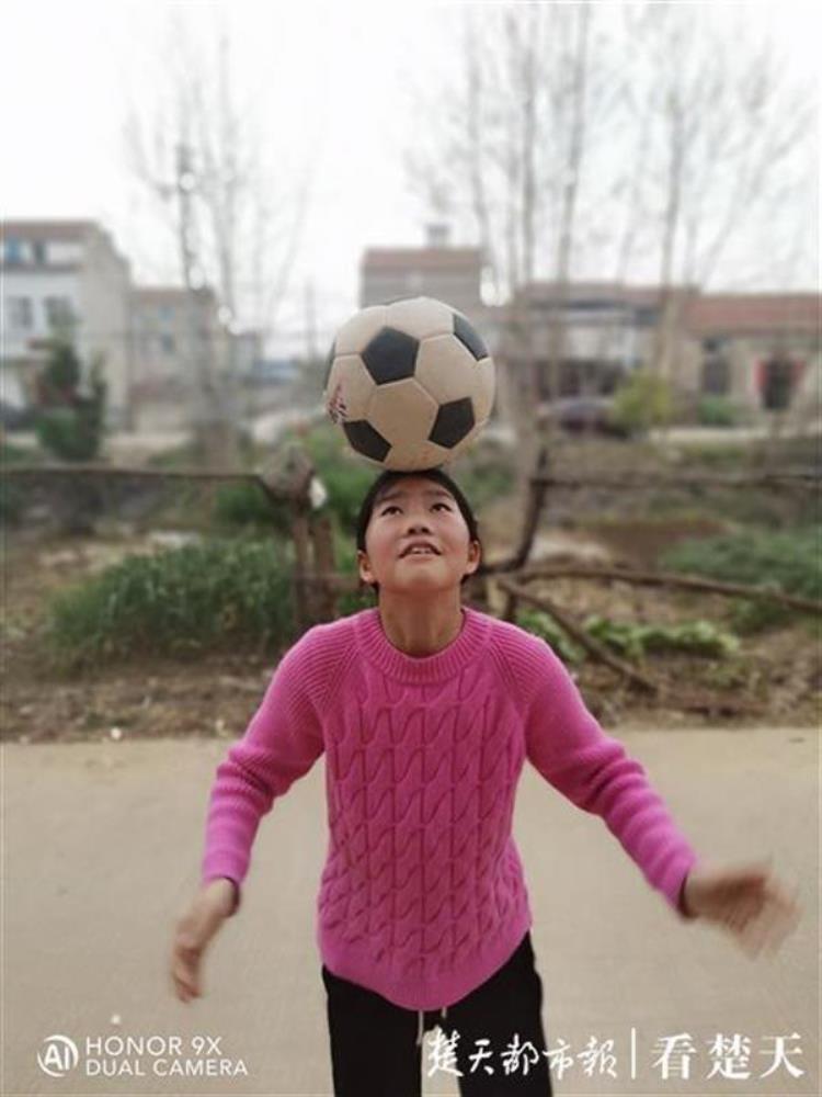 农村小孩踢足球,小朋友踢足球的方法