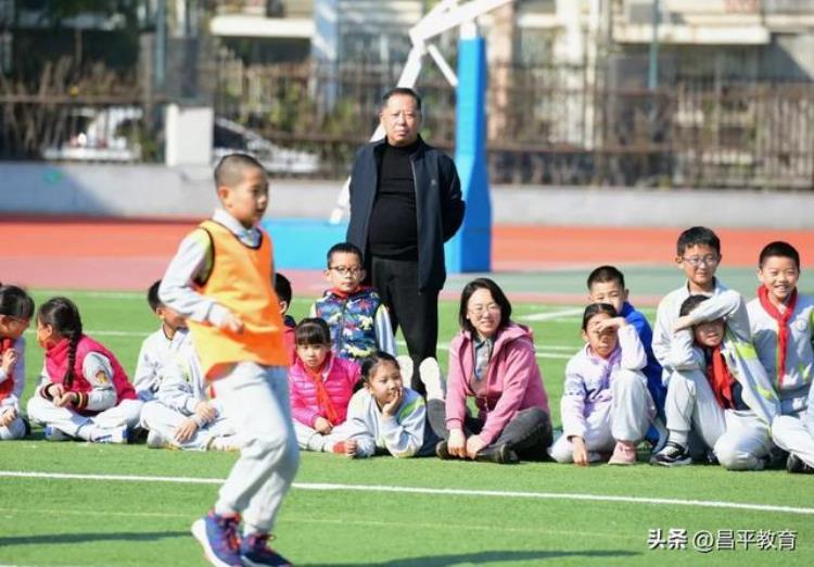 学校举办的足球赛增进了各班同学之间的友谊,学校组织看世界杯总结