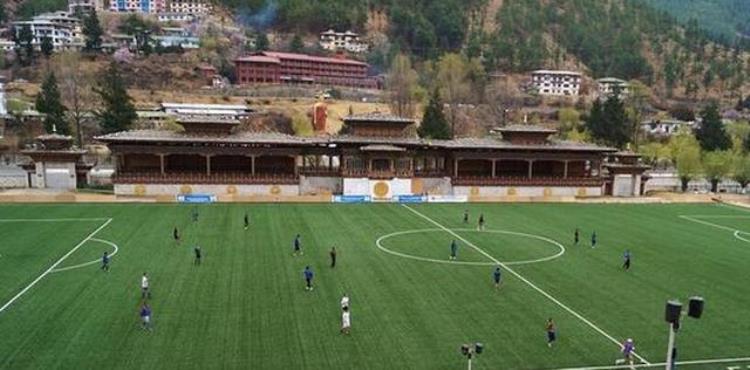 国足考验不丹主场竟是人工草