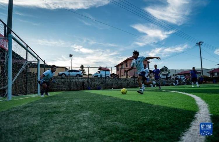 光脚踢球竹子当球门看看这些村民有多爱足球