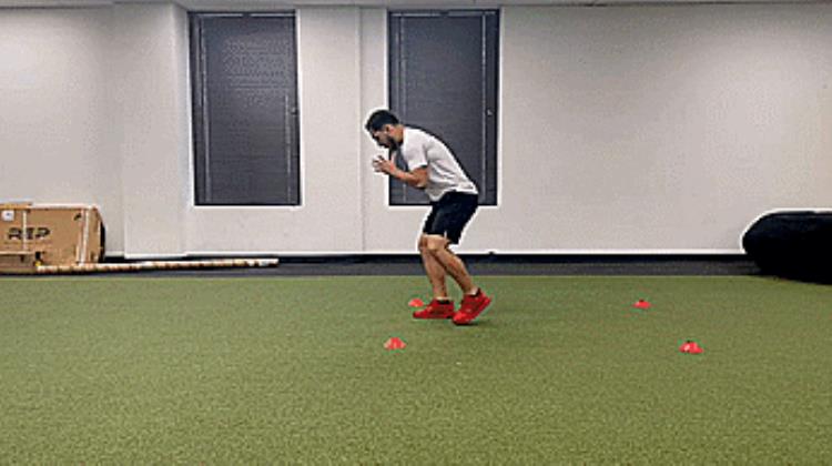 足球运动员启动速度如何提高,足球的启动速度训练