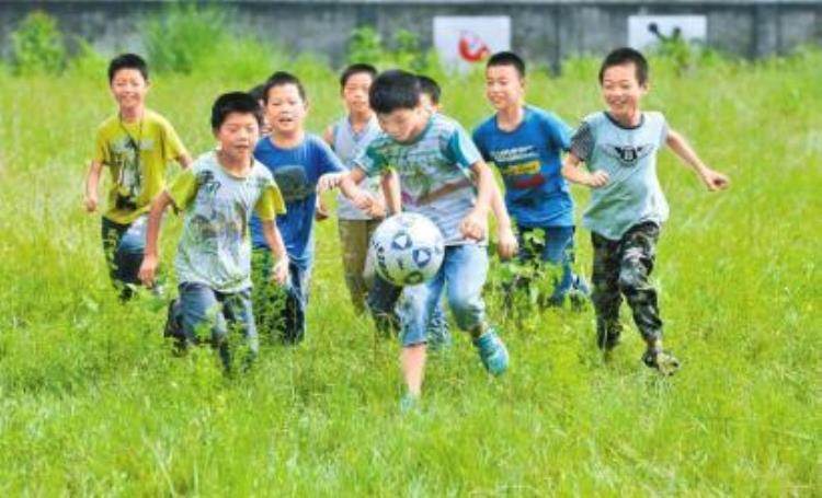 独腿小伙踢足球用坏46副拐杖,九岁男孩被截肢成足球运动员