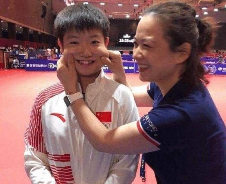 刘国梁现在还是国乒的教练吗,中国乒乓球教练刘国梁是怎样的人