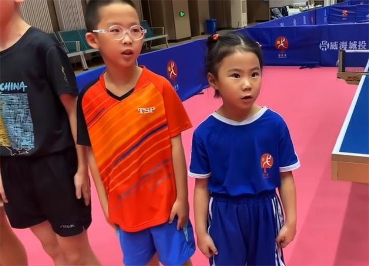 王楠女儿跟随国家队升旗刘诗雯太美有女人味陪大老板打乒乓球