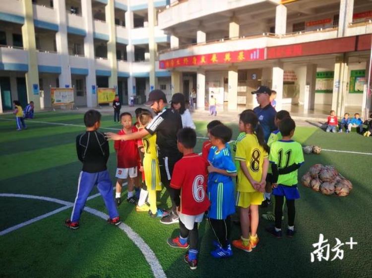这样的足球课太开心了外教走进梅州梅江校园带孩子们边玩游戏边训练