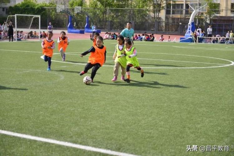 学校举办的足球赛增进了各班同学之间的友谊,学校组织看世界杯总结