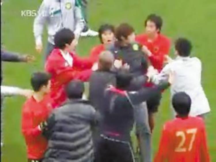 中国足球群殴,郜林被国安球员犯规翻滚几圈