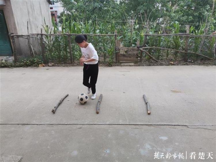 农村小孩踢足球,小朋友踢足球的方法