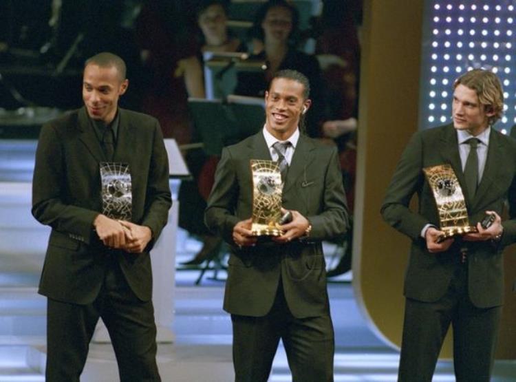 2004年的今天小罗荣获FIFA年度世界足球先生