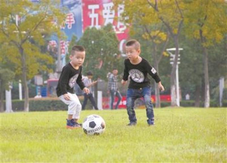 幼儿园足球怎么玩「幼儿足球玩什么怎么玩」