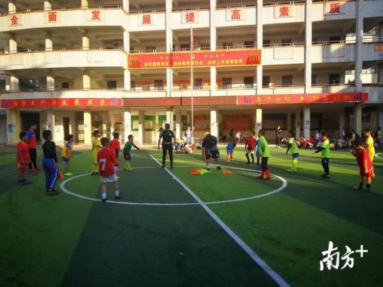 这样的足球课太开心了外教走进梅州梅江校园带孩子们边玩游戏边训练