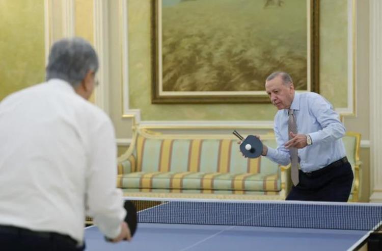 会晤结束后哈萨克斯坦总统和土耳其总统又打起了乒乓球