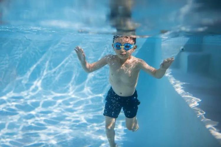 哪项运动有利于孩子长高「秋天什么运动最能刺激孩子长高比游泳跳高更省事的是它」