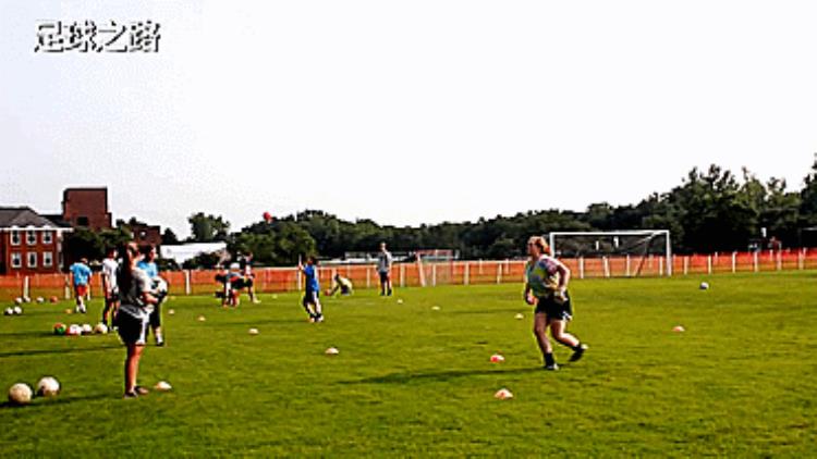 足球守门员反应速度训练方法「守门员训练之快速反应扑救高球训练二」
