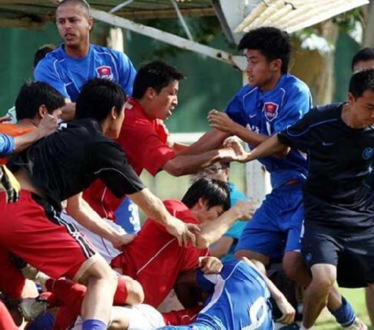 中国足球群殴,郜林被国安球员犯规翻滚几圈