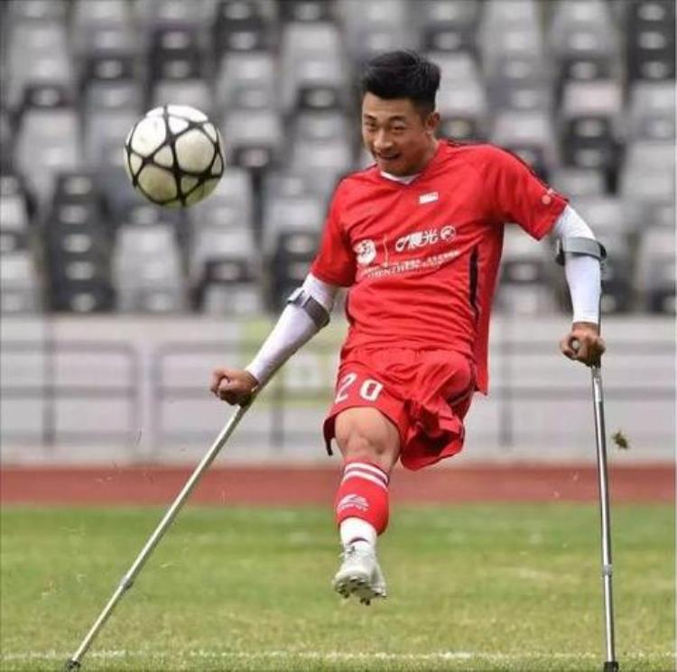 独腿小伙踢足球用坏46副拐杖,九岁男孩被截肢成足球运动员