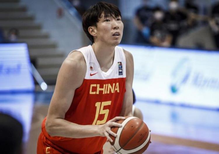 中国男篮12人大名单出炉周琦和周鹏领衔胡明轩因伤退出
