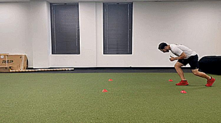 足球运动员启动速度如何提高,足球的启动速度训练
