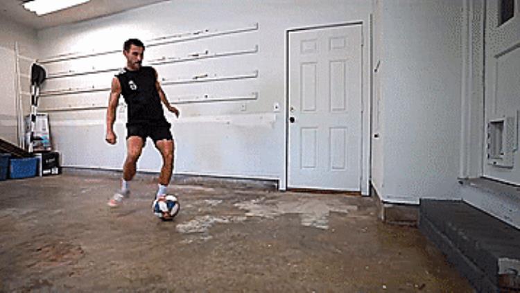 对墙抛接球训练,第一脚触球技术练习