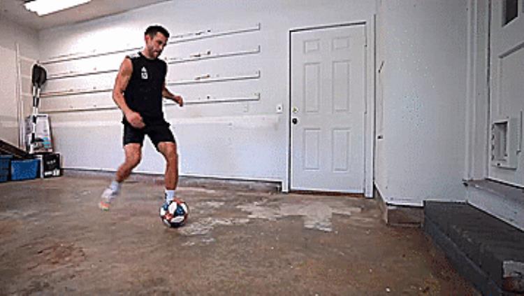对墙抛接球训练,第一脚触球技术练习