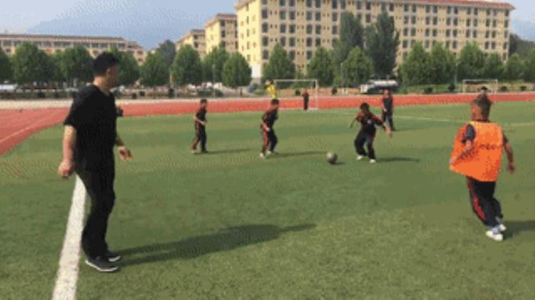 王洪祥探馆武僧团鞭腿如何踢足球