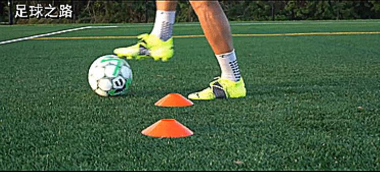 加强控球训练「小范围摆脱训练五个提高我们脚下控球能力的练习」
