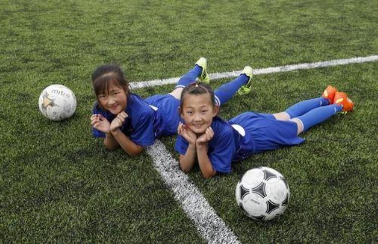 女孩参加小学足球队,乡村足球队