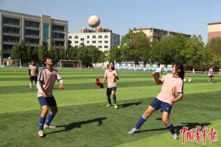 草原玫瑰正怒放走近一支建队35年的蒙古族学校女足队