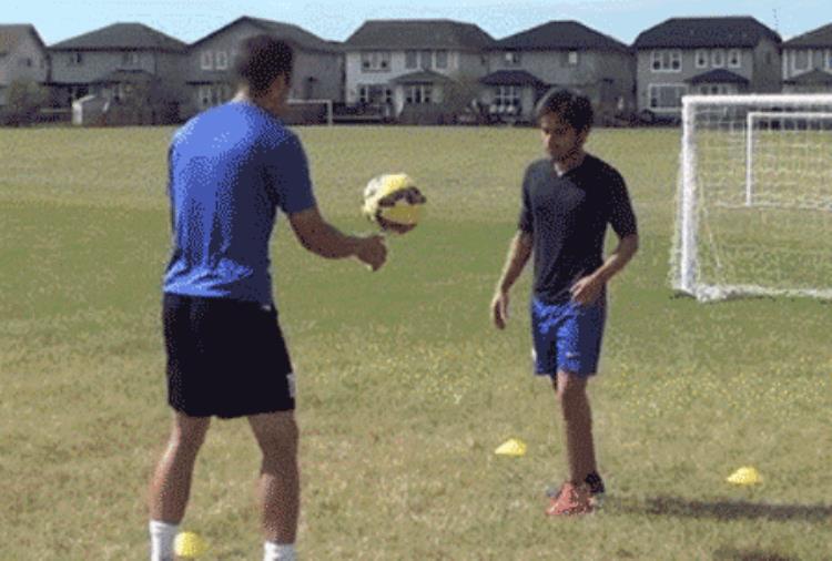 足球提升脚感训练「足球教学这么练可以提升跑动间的触球脚感」