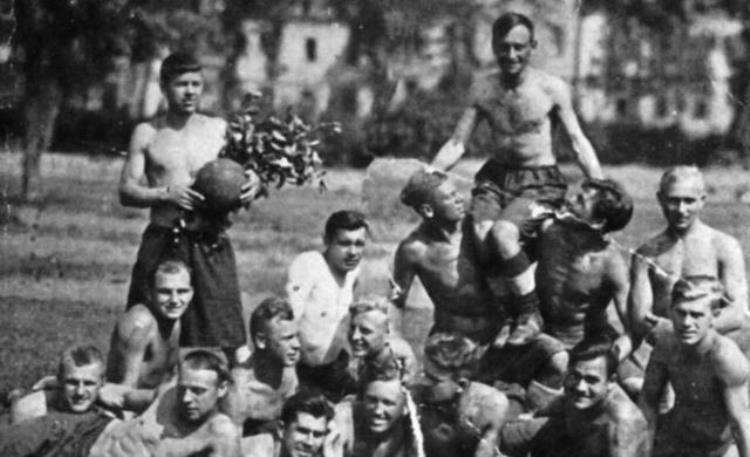 二战最奇葩战俘营仇敌在一起踢足球德83痛扁万国队