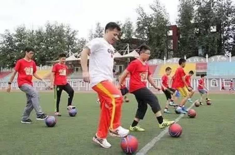 足球教学这么练可以提升跑动间的触球脚感