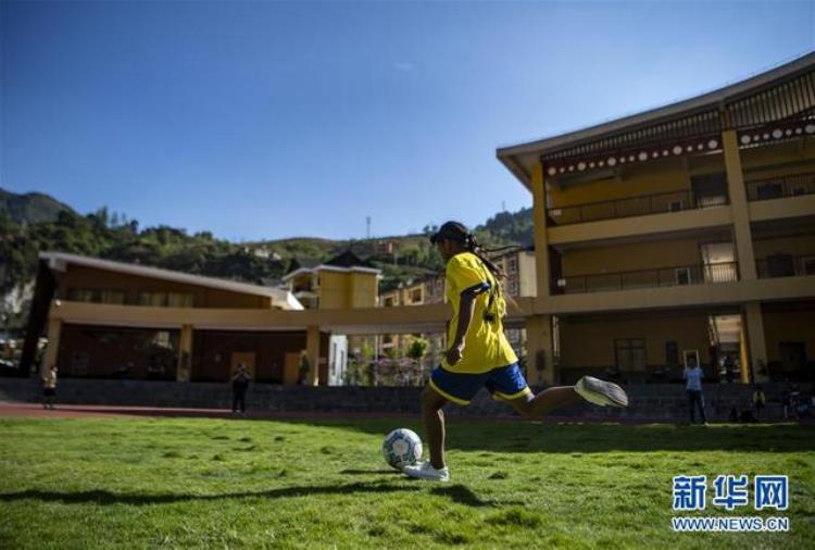 从0到1怒江大峡谷的娃娃有了标准足球场