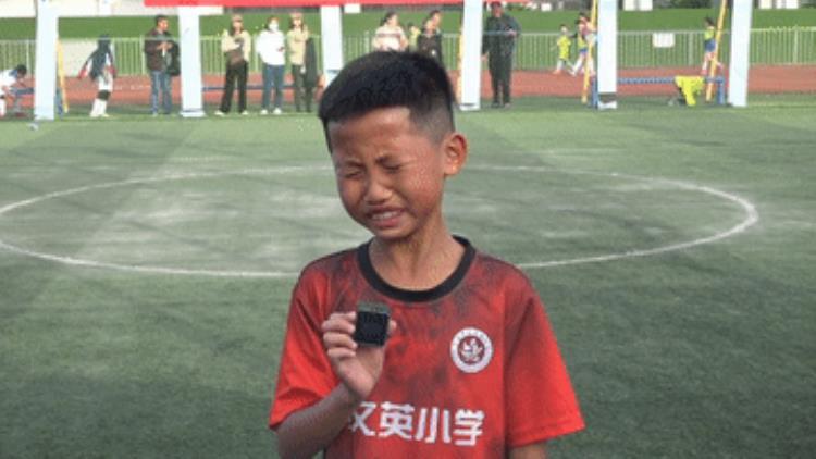 追光终于夺冠了9岁男足队长痛哭事情并不简单